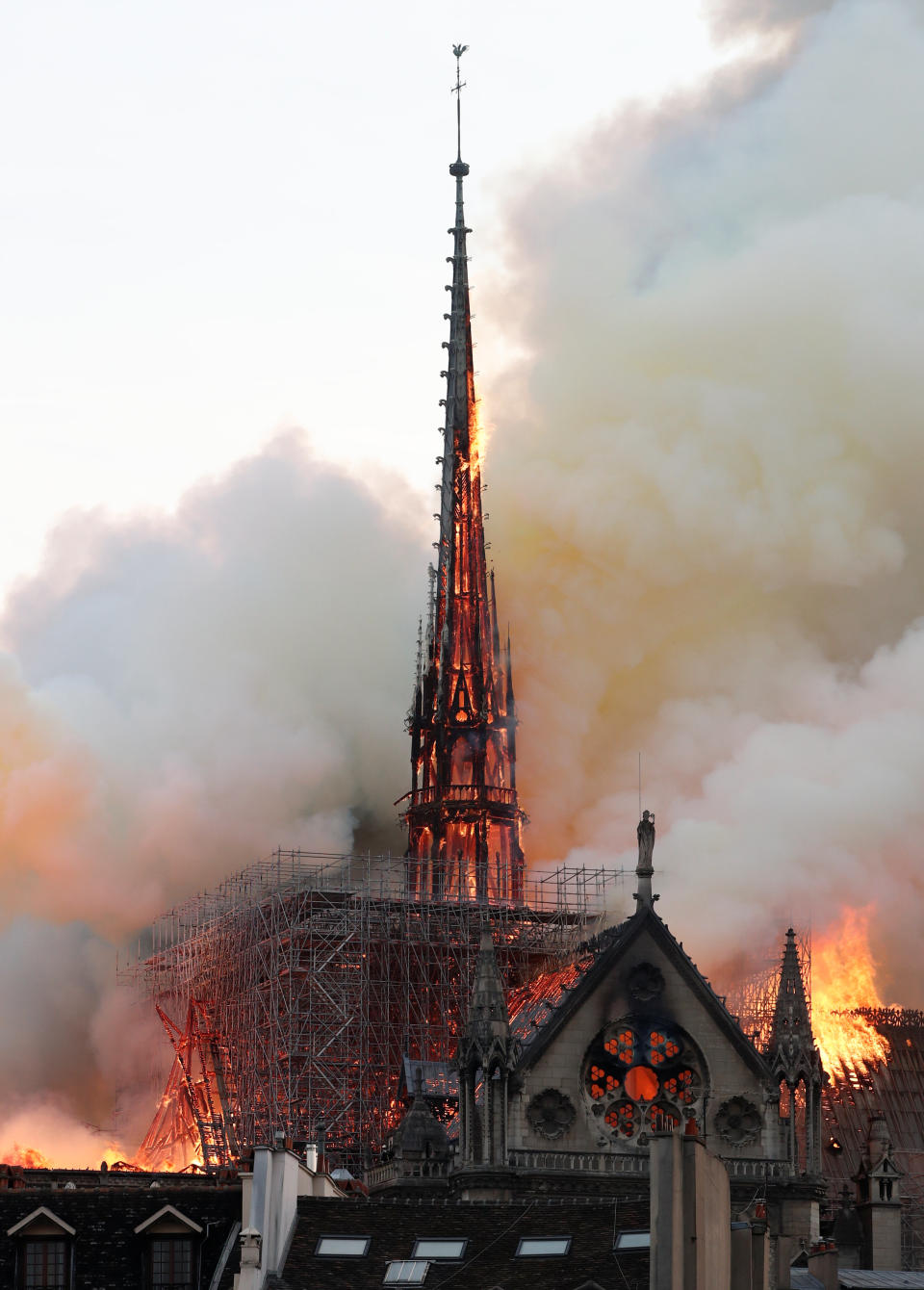 El fuego devora la catedral de Notre Dame de París