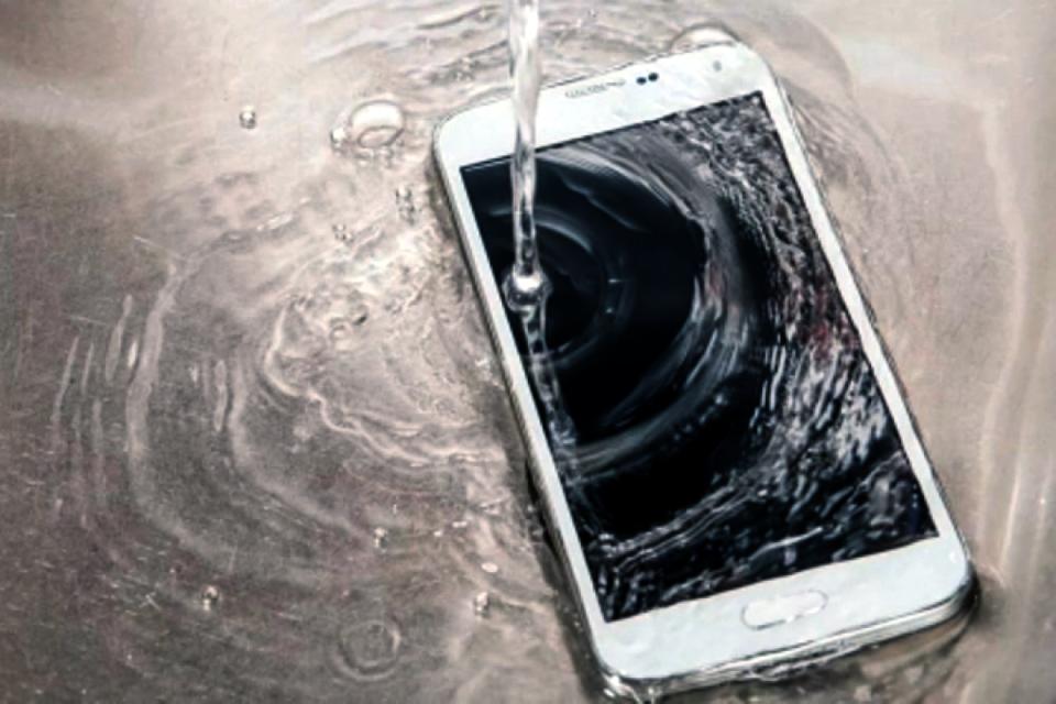 Experts have warned of the dangers of mobile phones near the bath. Source: East2West/Australscope