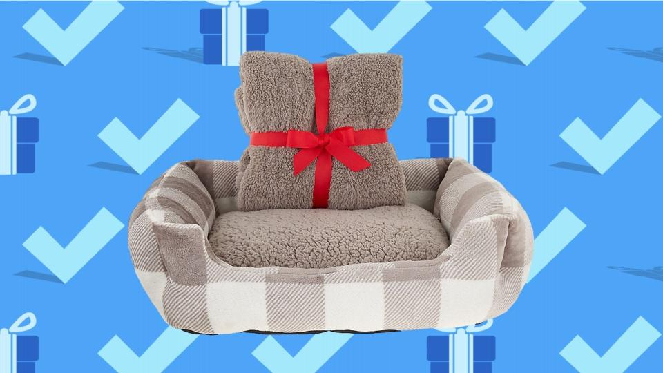 Black Friday 2020: Top Paw Grey Checkered Pet Bed and Blanket Sleep Set.