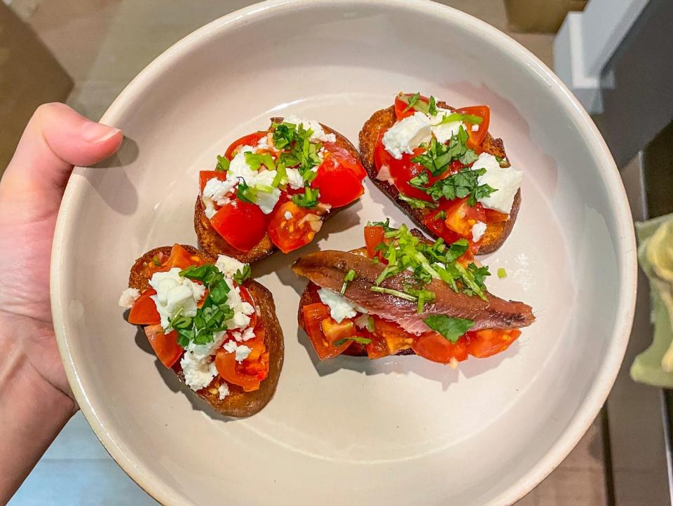 Florence Pugh garlic crostini