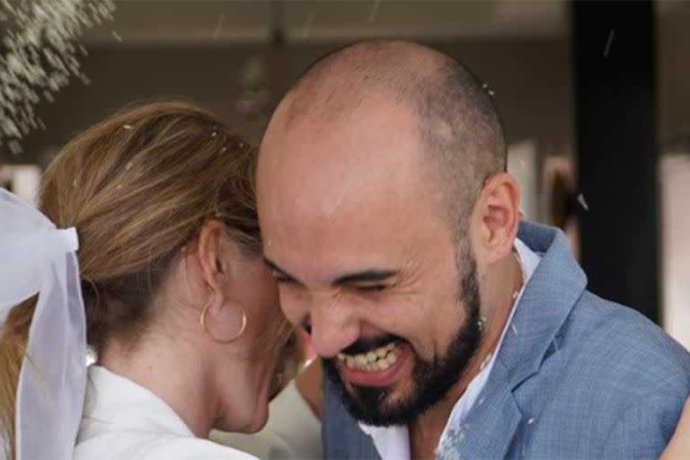 Abel Pintos junto a su flamante esposa, Mora Calabrese