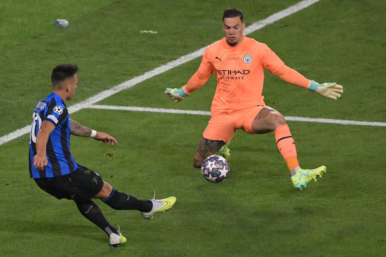 Lautaro Martinez no puede con Ederson: el arquero brasileño fue la figura del triunfo de Manchester City ante Inter en la final de la Champions