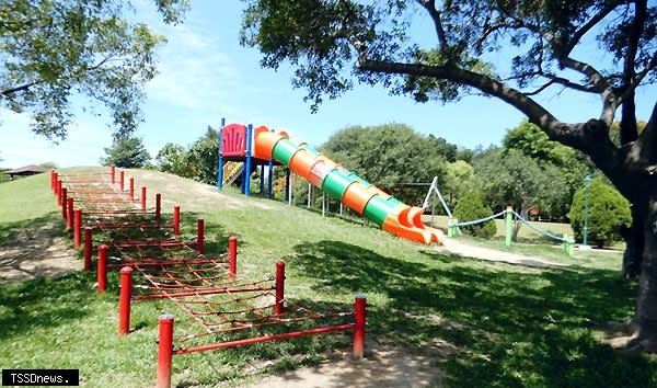 南市工務局開闢特色公園，並調查公園及校園遊戲場缺失，編列預算逐年改善，提升休憩安全性。（記者李嘉祥攝）