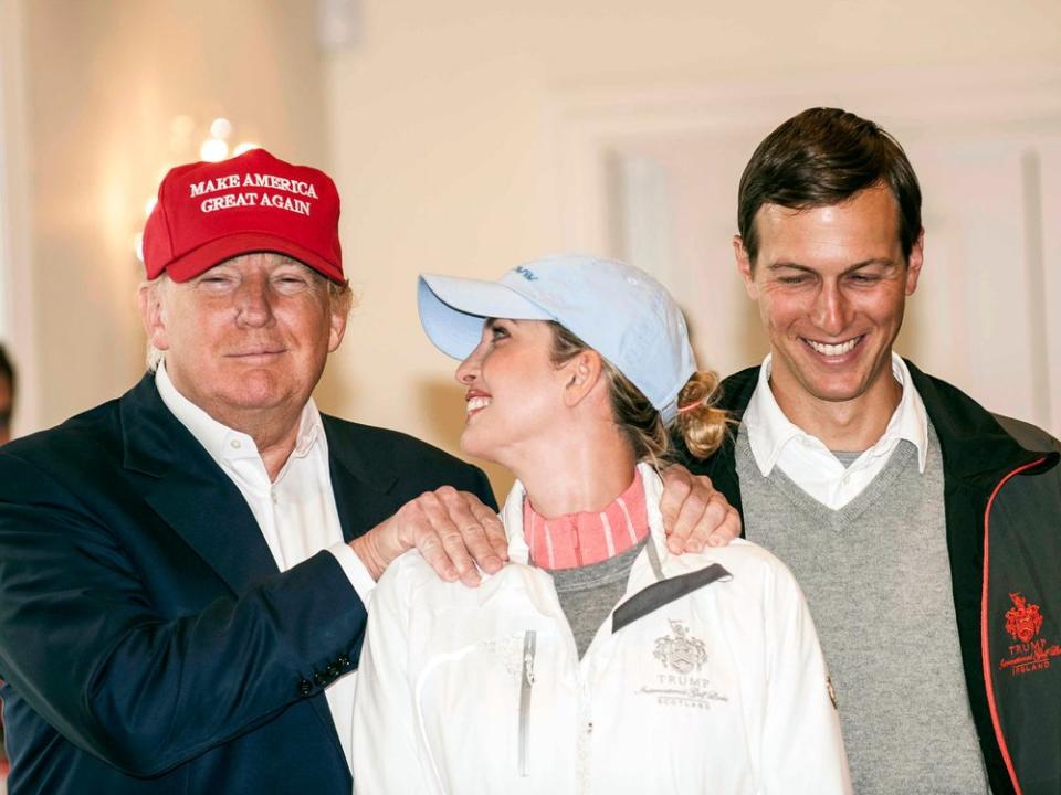 Donald Trump mit Tochter Ivanka und deren Ehemann Jared Kushner (re.) im Jahr 2015 (Bild: Christian David Cooksey/Shutterstock.com)