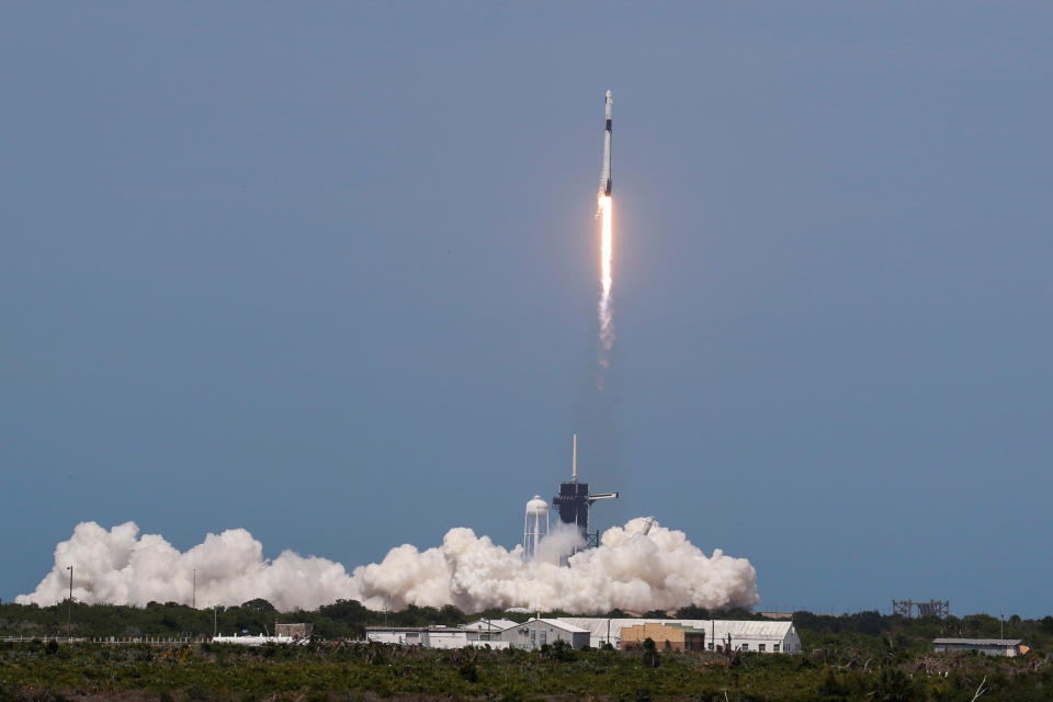 El cohete Falcon 9 de SpaceX y la aeronave Dragon que trasnporta a dos astronautas de la NASA Douglas Hurley y Robert Behnken despegan desde Cabo Cañaveral durante una misión con destino a la Estación Espacial Internacional