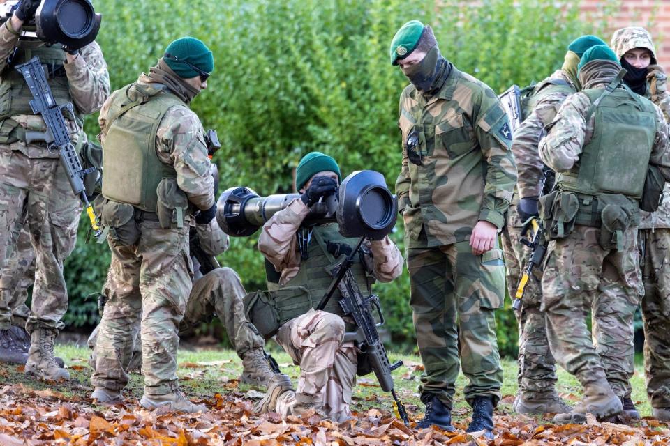 Ukraine soldiers military train in England