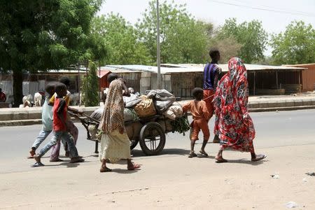 People flee with their belongings in Maiduguri in Borno State, Nigeria May 14, 2015. REUTERS/Stringer