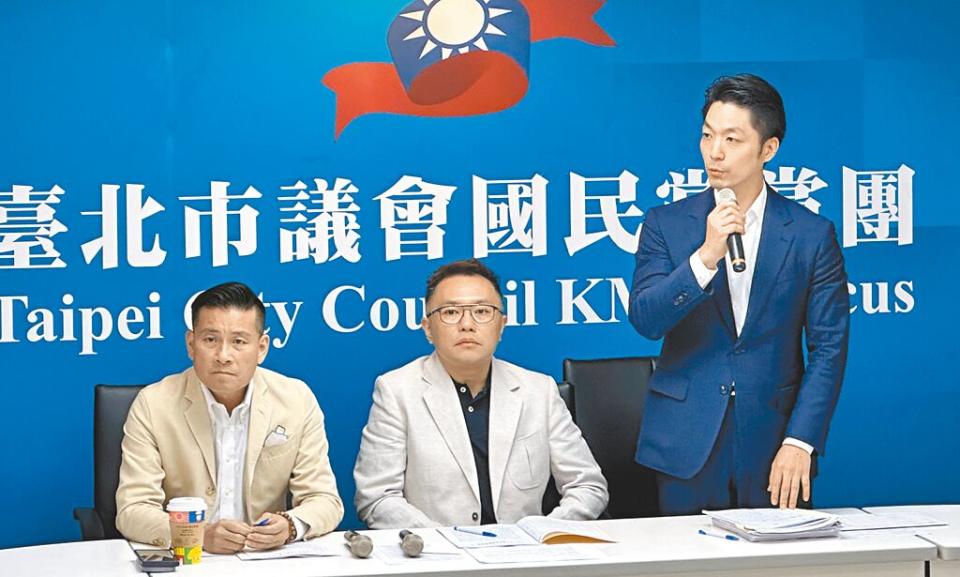 台北市長蔣萬安（右）9日赴議會國民黨團說明市府重大法案、議案，向議員充分溝通、爭取黨團支持。（丁上程攝）