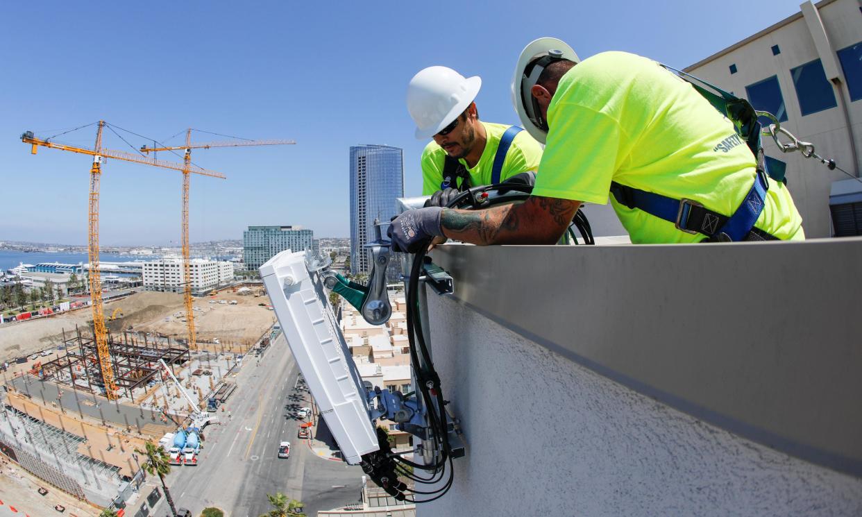 Telecoms workers in San Diego install a 5G antenna system (Getty)