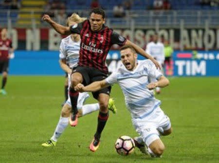 Football Soccer - AC Milan v Lazio - Italian Serie A - San Siro stadium, Milan, Italy - 20/9/2016. AC Milan's Carlos Bacca in action agains Lazio's Stefan De Vrij . REUTERS/Max Rossi