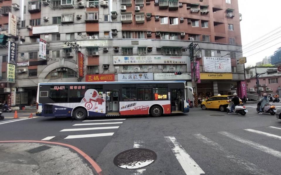 公車闖紅燈撞男童事故現場。（圖／翻攝畫面）