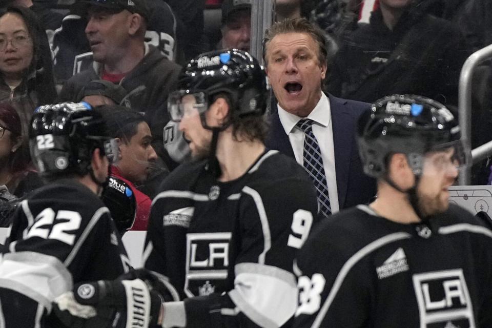 Kings-Trainer Jim Hiller unterrichtet seine Spieler während eines Spiels gegen die Calgary Flames am Donnerstag.