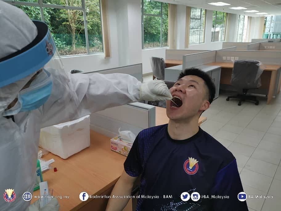馬來西亞隊球員出發前接受病毒測試。（圖：馬來西亞羽毛球協會facebook）