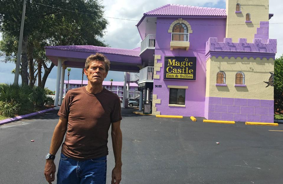 <p>“The Florida Project” ist das nächste Indie-Highlight dieses Jahres. Inszeniert wurde es von einem der derzeit angesehensten Independent-Regisseure der USA: Sean Baker (“Tangerine L. A.”). Im Zentrum der tragikomischen Geschichte steht die sechsjährige Moonee (Brooklynn Prince), die mit ihrer Mutter in Orlando in karger Armut lebt. Weil sie sich den Besuch im naheliegenden Disney World nicht leisten können, schafft sich Moonee ein eigenes Zauberreich. Dessen Zentrum ist das rosa angemalte Motel, das von Bobby (Willem Dafoe) geleitet wird. (Bild: Prokino Filmverleih) </p>