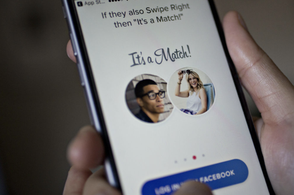 La app Tinder se ha convertido en una de las más populares para encuentros amorosos y sexuales en los últimos años (Foto: Getty)