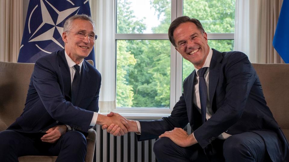 Jens Stoltenberg (links) und Mark Rutte. (Bild: Peter Dejong/AP/dpa)