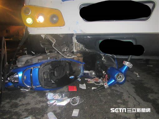 王女和公車發生擦撞，人車倒地被壓車頭底下，送醫搶救後傷重不治。（圖／翻攝畫面）