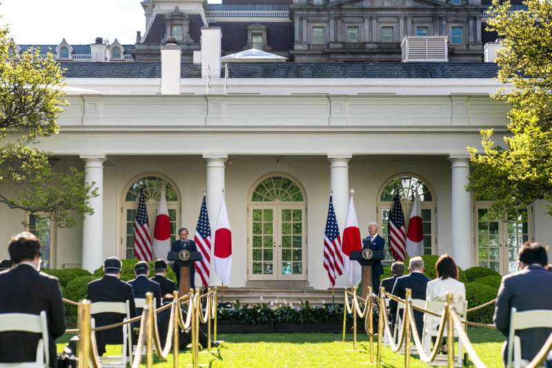 2021年4月16日，日本首相菅義偉與美國總統拜登在白宮玫瑰園舉行聯合記者會。（美聯社）