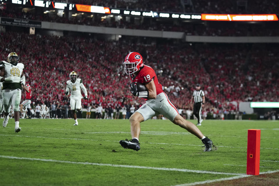 Georgia tight end Brock Bowers (19) runs in for a touchdown after catching a short pass during the second half of an NCAA college football game against UAB, Saturday, Sept. 23, 2023, in Athens, Ga. (AP Photo/John Bazemore)