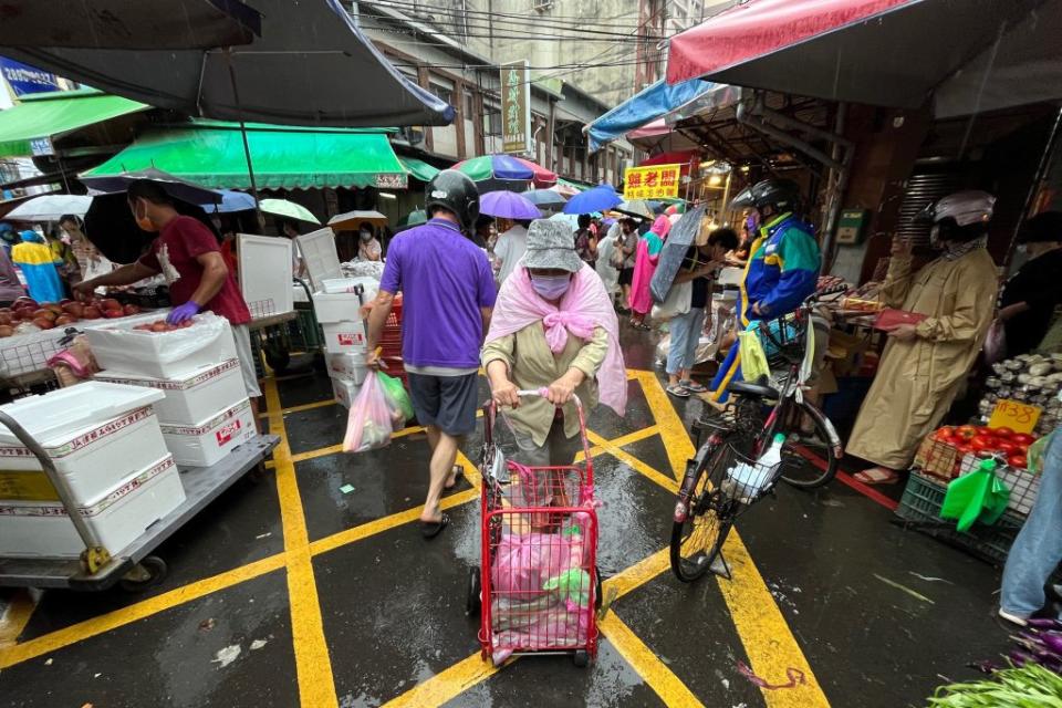 鋒面欲走還留，氣象局表示，未來一週天氣前段熱，中南部偶雨，留意午後雨。(中央社)