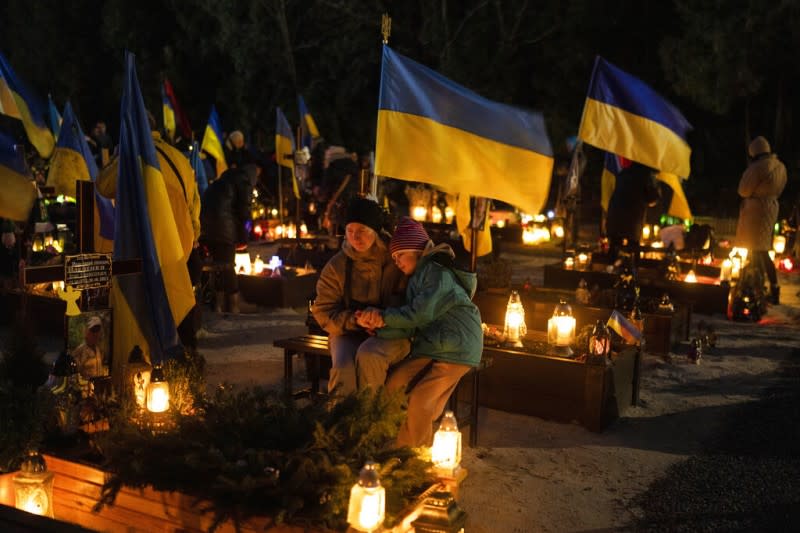 <cite>2023年2月23日，烏克蘭西部的利沃夫舉行「記憶之光」活動，悼念在烏克蘭戰爭中逝去的人們。（美聯社）</cite>