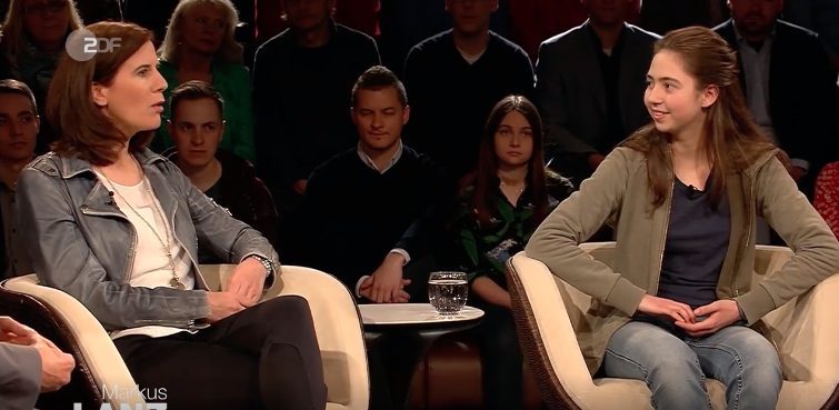 Die Schülerin Julia Oepen war das erste Mal in einer Talkshow zu Gast und schlug sich auch im Gespräch mit gestandenen Politikern nicht schlecht (Bild: ZDF)