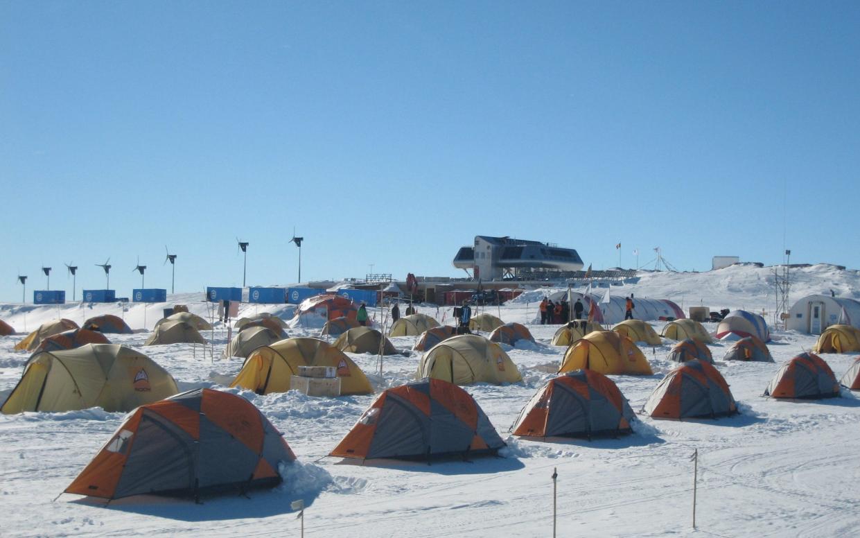 Tents for scientists in front of the Princess Elisabeth polar station in Usteinen in 2009 - AFP