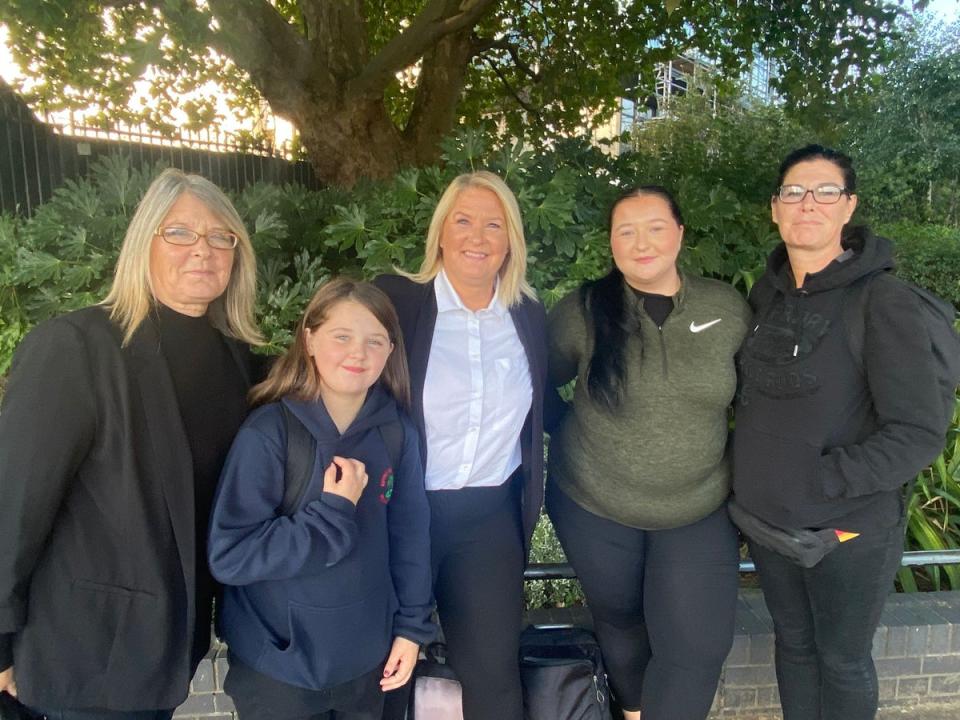 Los miembros de la familia Julie Ambler, Lexi Simpson, Deborah Simpson, Holly Simpson y Michaela Marsh se unieron a la cola esta mañana (Thomas Kingsley/The Independent)