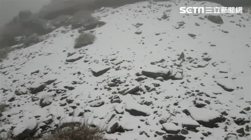 合歡山降下大雪。