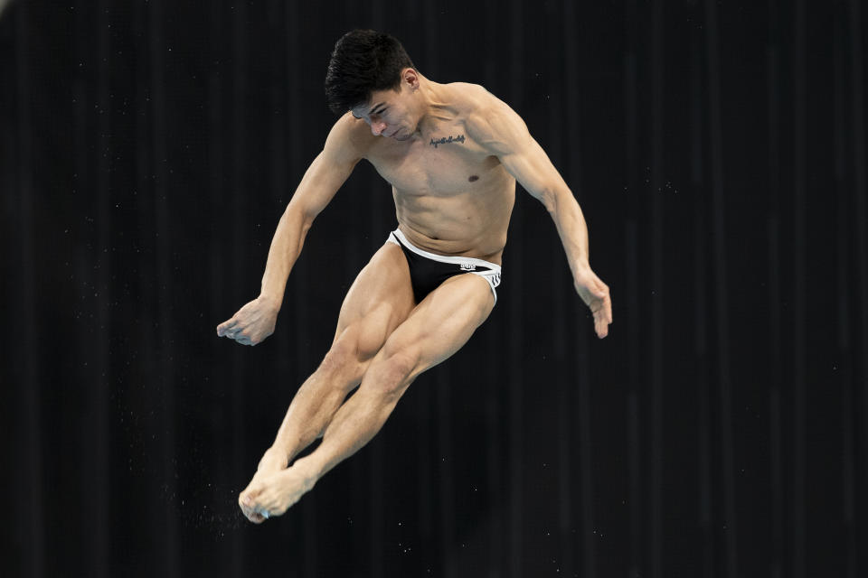 El mexicano Rodrigo Diego López realiza su clavado desde el trampolín de tres metros en la Copa Mundial de la FINA, el jueves 6 de mayo de 2021, en Tokio (AP Foto/Hiro Komae)