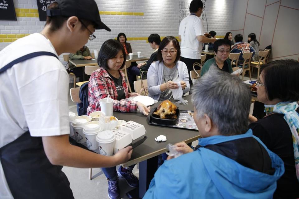 雞城新莊旗艦店2樓用餐區占地85坪。