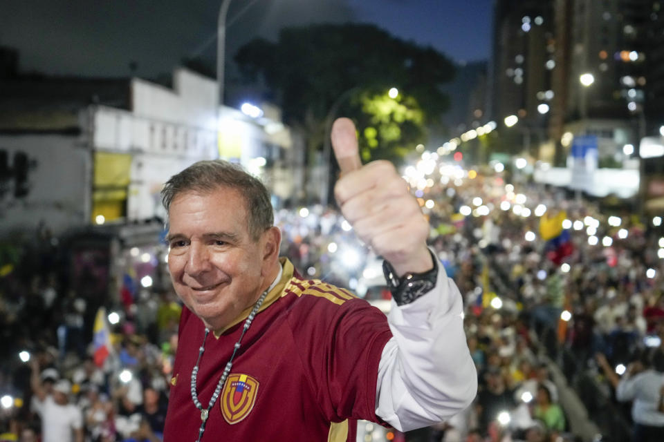 ARCHIVO - El candidato presidencial de la oposición venezolana Edmundo González levanta el pulgar en señal de victoria en el acto de inicio de la campaña para las elecciones presidenciales en Caracas, Venezuela, el 4 de julio de 2024. (AP Foto/Ariana Cubillos, Archivo)