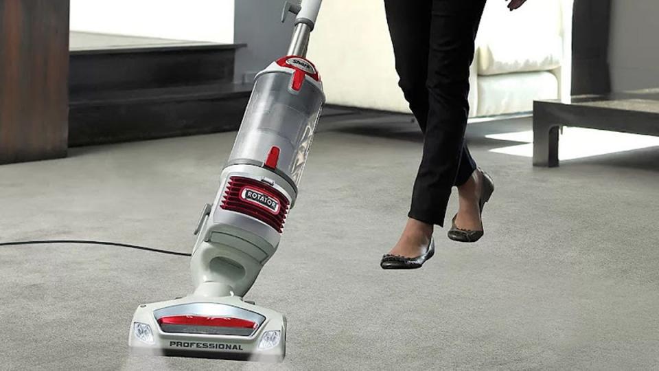 This Shark Rotator vacuum features an extra-large capacity to maximum dirt storage and a lift-away feature so you can clean beyond your floors.