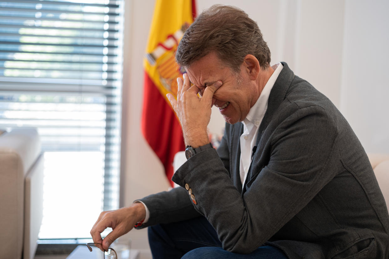 Alberto Nuñez Feijoo medita sus respuestas durante una entrevista reciente concedida a Europa Press. (Photo By Cesar Arxina/Europa Press via Getty Images)