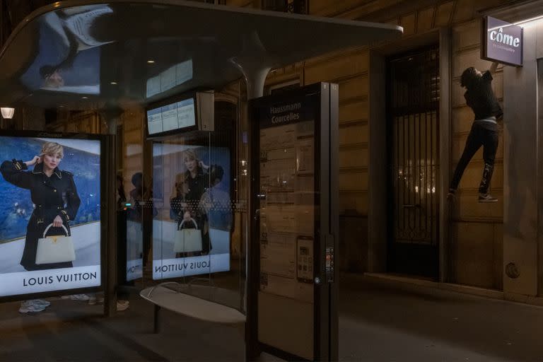 Hadj Benhalima apaga un interruptor de luz cerca de los Campos Elíseos en París el 23 de septiembre de 2022. Jóvenes atletas en ciudades francesas practican el parkour, que consiste en correr, escalar y saltar sobre obstáculos urbanos para apagar los letreros de las tiendas por la noche en un esfuerzo por combatir la contaminación lumínica. (Mauricio Lima/The New York Times)