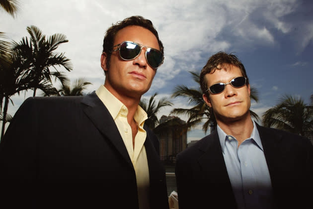 Die Beauty-Docs aus "Nip/Tuck": Christian (l., Julian McMahon) und Sean (Dylan Walsh). (Bild: ddp images)