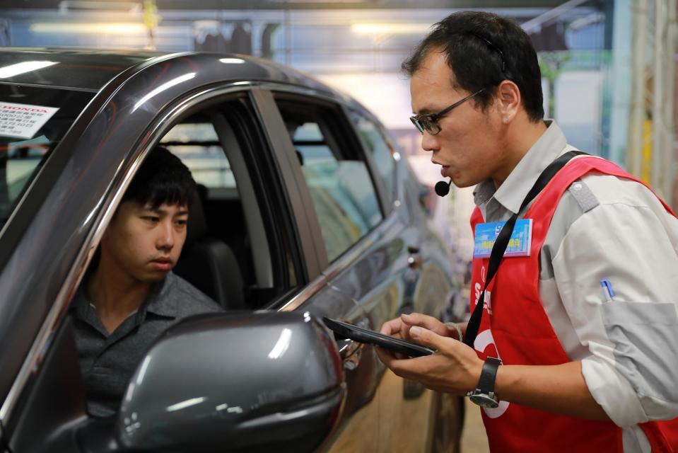 車主進廠時 SA 運用 e 化系統接待。