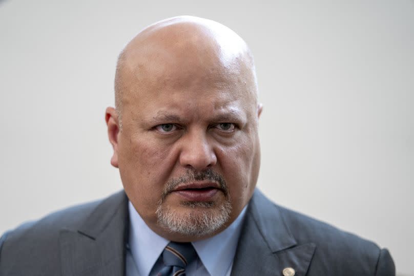 Karim Khan, Ankläger des Internationalen Strafgerichtshofs, blickt vor einer Pressekonferenz in Den Haag (Niederlande) auf, Montag, 3. Juli 2023.