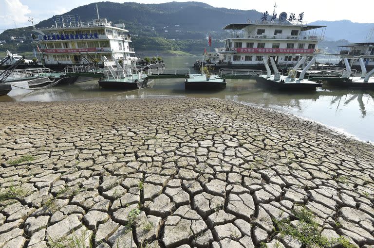 Los muelles están cerca del lecho del río seco después de que el nivel del agua bajara en el río Yangtze en el condado de Yunyang, municipio de Chongqing, al suroeste de China (Chinatopix vía AP) CHINA OUT