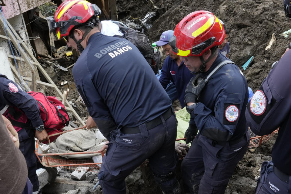 Bomberos de Baños de Agua Santa rescatan el cuerpo de una persona que murió por los deslizamientos de tierra en El Placer, Ecuador, el lunes 17 de junio de 2024. (AP Foto/Dolores Ochoa)