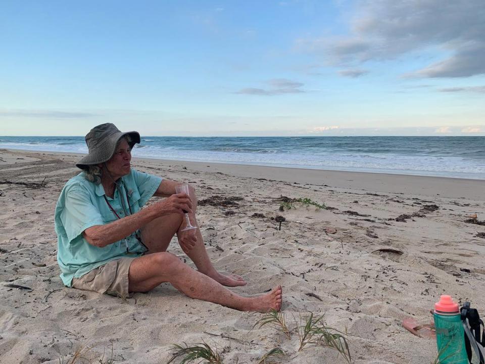 Maggy Hurchalla también daba paseos gratuitos en kayak a sus amigos y otras personas afines cerca de Stuart, recitando poesía rodeada de manglares y terminando en una playa local.