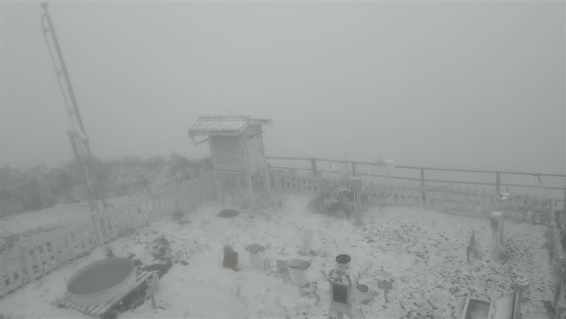 玉山早上下起冰珠，目前也有積雪。（圖／玉山氣象站提供）