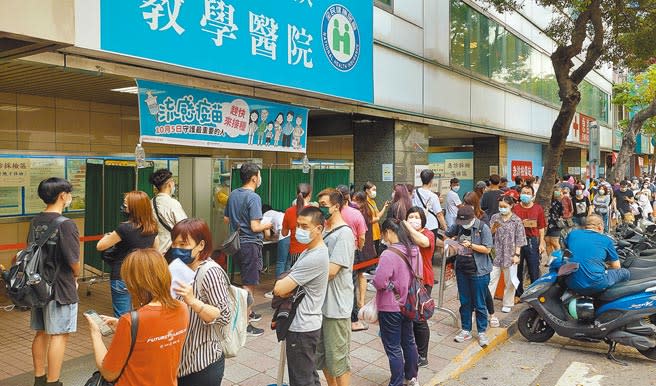 台北萬華茶藝館疫情大爆發，緊急在西園醫院設立快篩站，14日湧入大批民眾，等候篩檢。（趙雙傑攝）