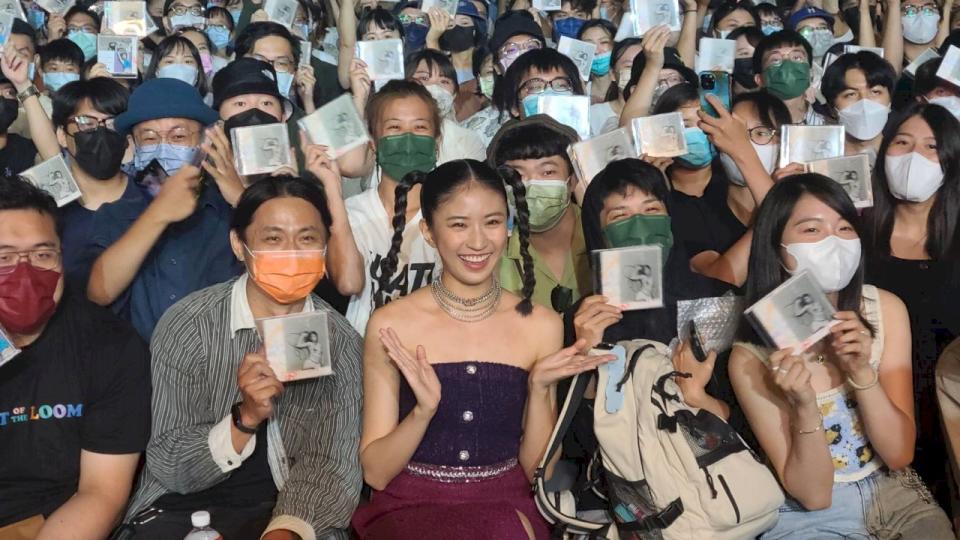歌手9m88今天(13日)在台北華山Legacy舉辦出道以來首次簽唱會，吸引數百位粉絲到場力挺。(江昭倫 攝)
