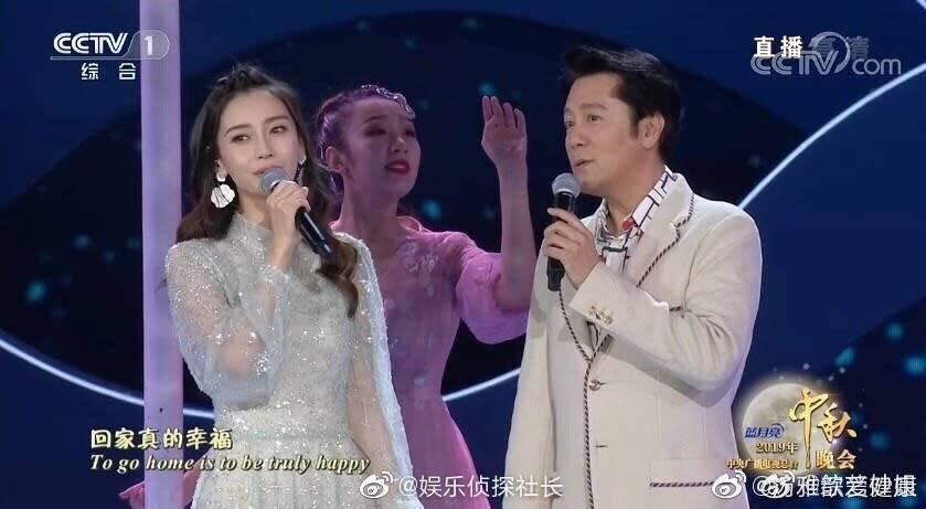 Angelababy則是與男歌手蔡國慶合唱，網友調侃她要是與黃曉明一起唱，調音師條她倆的走音應該會很辛苦。（翻攝微博）