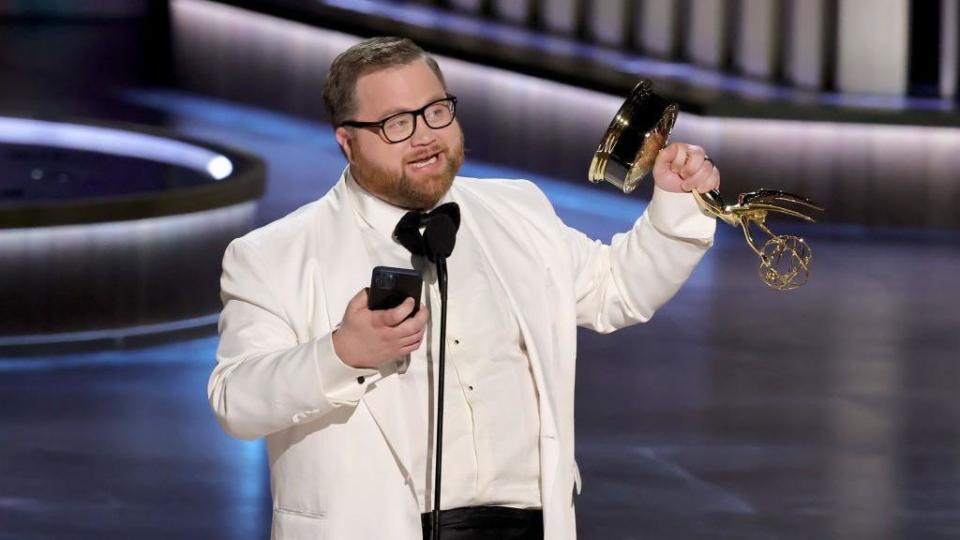 Paul Walter Hauser con el Emmy a mejor actor de reparto por su papel en Black Bird en los 75 Premios Emmy, el 15 de enero de 2024, en Los Ángeles, Estados Unidos.