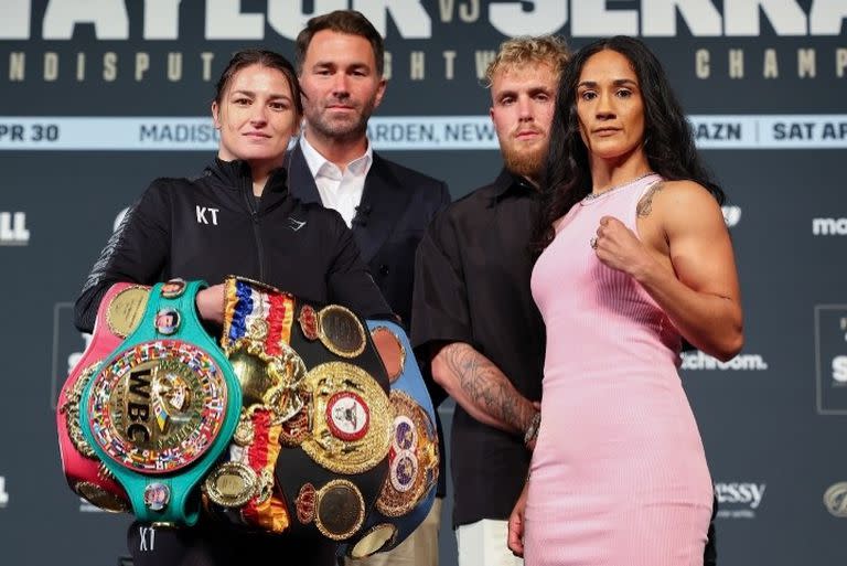 La invicta irlandesa Katie Taylor, campeona Olímpica en Londres 2012 y actual poseedora de todas las coronas de los  Livianos (CMB-FIB-AMB-OMB), y la puertorriqueña Amanda Serrano, ganadora de siete títulos mundiales en pesos diferentes, entre los Super Moscas y Welter (52.163 kg y 66. 678 kg)