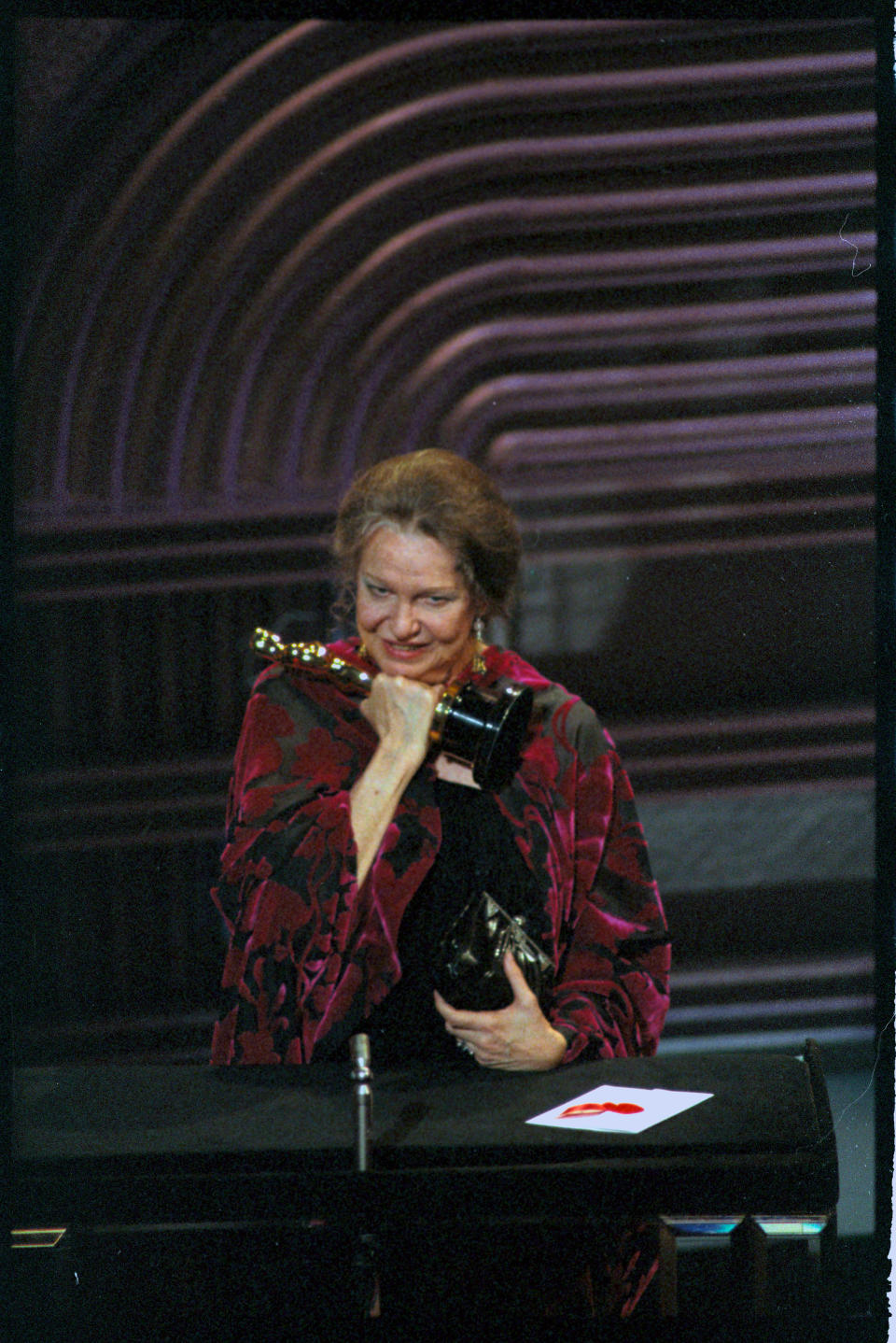 Geraldine Page Holding Her Oscar (Bettmann / Bettmann Archive)