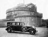 When Mercedes-Benz handed over the first popemobile, a number of photos were taken of the car in the Vatican. This photo shows the Nürburg in front of the Castel Sant’ Angelo.