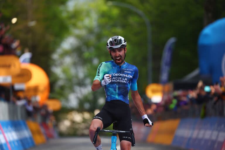 La efusividad de Valentin Paret-Peintre para celebrar su llegada como ganador de la 10ma etapa del 107 Giro de Italia, delante de su ídolo y con su hermano mayor en el quinto puesto.